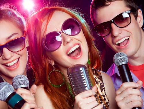 Bisa untuk Menyembuhkan Stres loh ! Beginilah Keuntungan Bernyanyi Karaoke