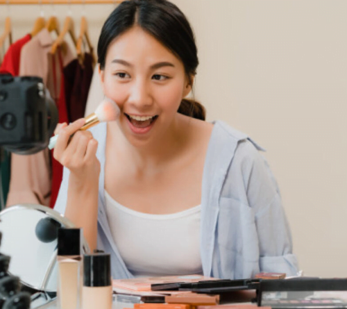 Mendapatkan Banyak Make Up Gratis : Berikut akan Dibahas Kelebihan Menjadi Seorang Beauty Vlogger