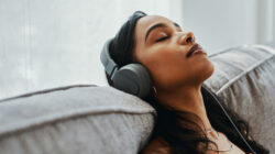 6 Keuntungan Memiliki Hobi Mendengarkan Musik